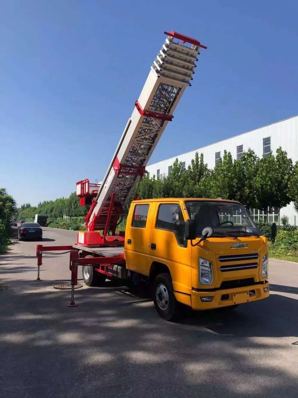 巩义附近的云梯车出租服务：轻松解决高空作业需求