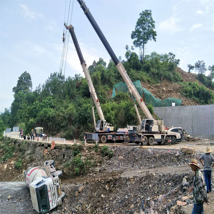 巩义汽车掉沟里叫吊车救援要多少钱